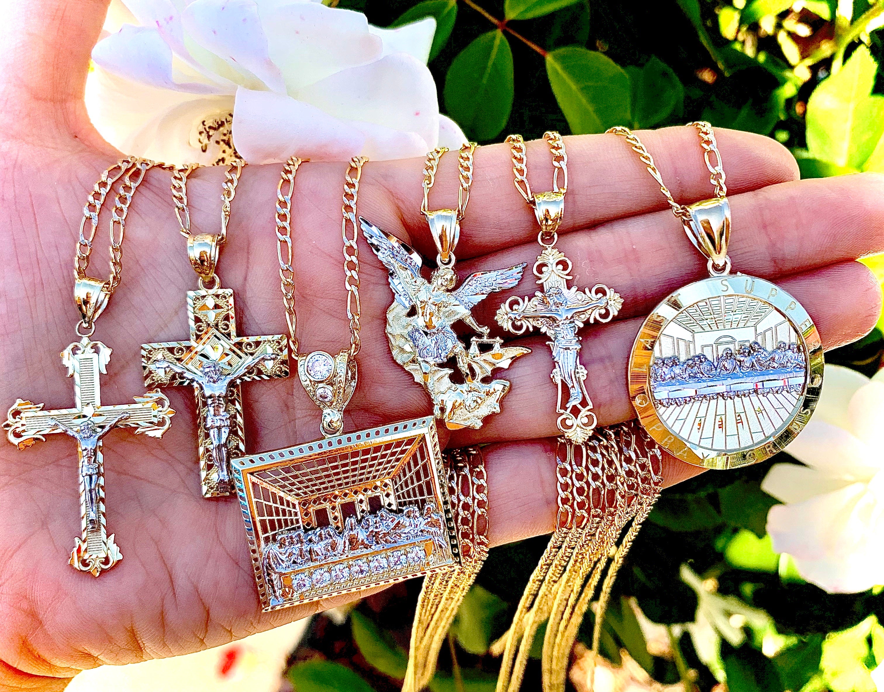 10k Solid Gold Yellow 2-Tone Jesus Last Supper Round Pendant Necklace (6g) - Image 9